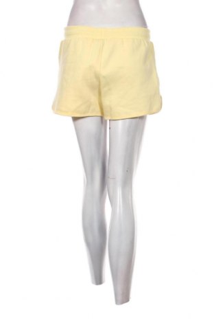 Дамски къс панталон Umbro, Размер S, Цвят Жълт, Цена 14,04 лв.