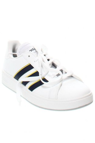 Дамски обувки Adidas, Размер 37, Цвят Бял, Цена 96,60 лв.