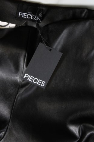 Γυναικείο παντελόνι δερμάτινο Pieces, Μέγεθος M, Χρώμα Μαύρο, Τιμή 8,07 €