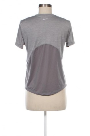 Γυναικείο t-shirt Nike, Μέγεθος M, Χρώμα Γκρί, Τιμή 17,99 €