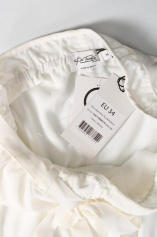 Дамски къс панталон Kim Feenstra x NA-KD, Размер XS, Цвят Бял, Полиестер, Цена 62,40 лв.