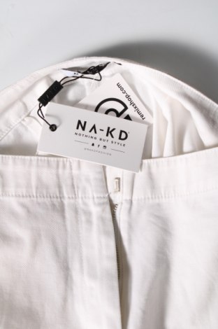 Дамски къс панталон NA-KD, Размер S, Цвят Бял, 98% памук, 2% еластан, Цена 67,20 лв.