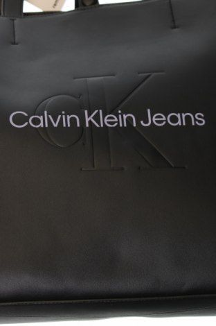 Дамска чанта Calvin Klein Jeans, Цвят Черен, Цена 151,00 лв.