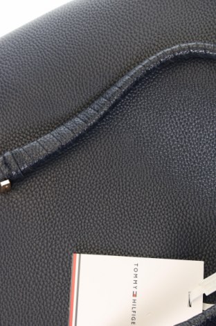 Дамска чанта Tommy Hilfiger, Цвят Син, Цена 132,48 лв.