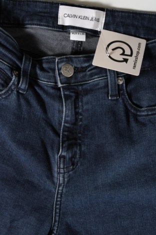 Дамски дънки Calvin Klein Jeans, Размер M, Цвят Син, Цена 64,00 лв.