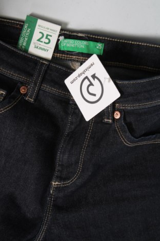 Damskie jeansy United Colors Of Benetton, Rozmiar XS, Kolor Niebieski, Cena 90,44 zł