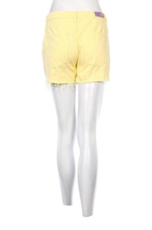 Дамски къс панталон, Размер S, Цвят Жълт, Цена 19,00 лв.