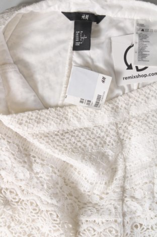 Дамски къс панталон H&M, Размер XS, Цвят Бял, Цена 19,00 лв.