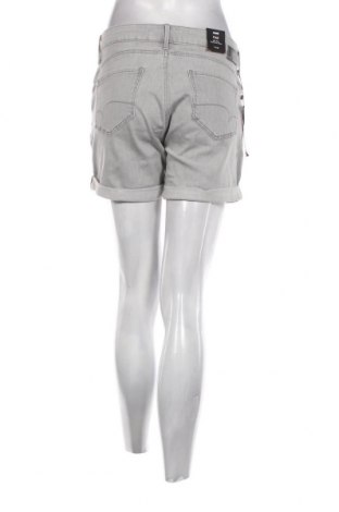 Дамски къс панталон Levi's, Размер M, Цвят Сив, Цена 53,04 лв.