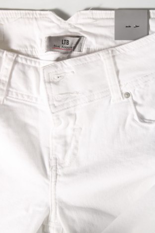 Дамски къс панталон Ltb, Размер M, Цвят Бял, Цена 27,36 лв.