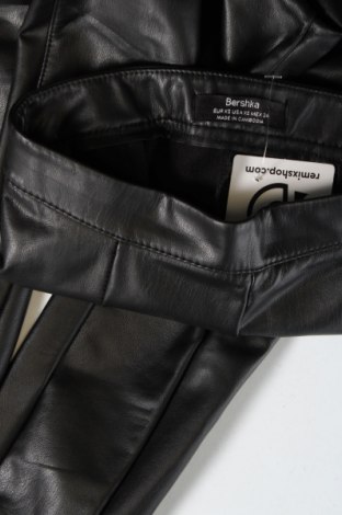 Pantaloni de piele pentru damă Bershka, Mărime XS, Culoare Negru, Preț 37,73 Lei