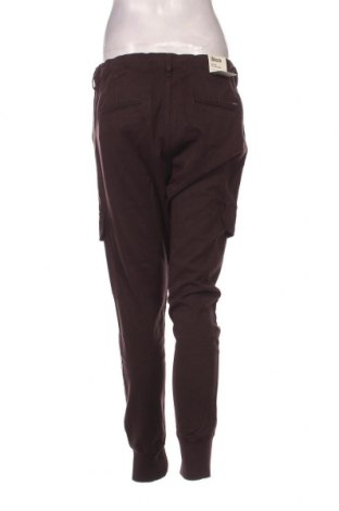 Дамски панталон Pepe Jeans, Размер XL, Цвят Кафяв, Цена 146,00 лв.