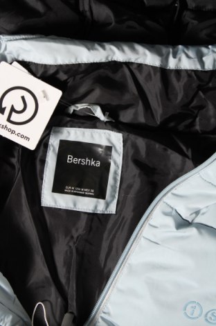 Γυναικείο μπουφάν Bershka, Μέγεθος M, Χρώμα Μπλέ, Τιμή 30,20 €