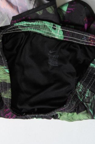 Pantaloni scurți pentru copii Nike, Mărime 11-12y/ 152-158 cm, Culoare Multicolor, Preț 101,97 Lei