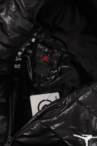 Детско яке Air Jordan Nike, Размер 13-14y/ 164-168 см, Цвят Черен, Цена 319,00 лв.