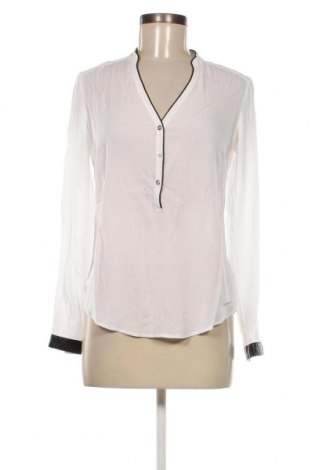 Дамска блуза Guess, Размер XS, Цвят Бял, Цена 20,40 лв.