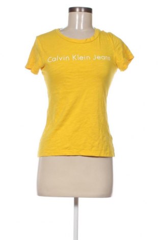 Дамска тениска Calvin Klein Jeans, Размер S, Цвят Жълт, Цена 20,00 лв.