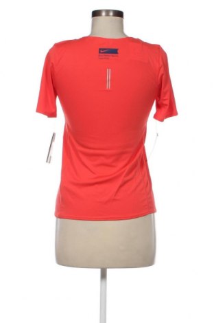 Дамска тениска Nike, Размер XS, Цвят Червен, Цена 27,26 лв.