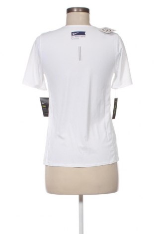 Damen T-Shirt Nike, Größe S, Farbe Weiß, Preis 28,41 €