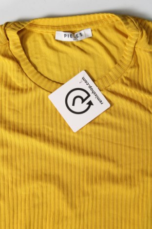 Дамска тениска Pieces, Размер XS, Цвят Жълт, Цена 10,00 лв.