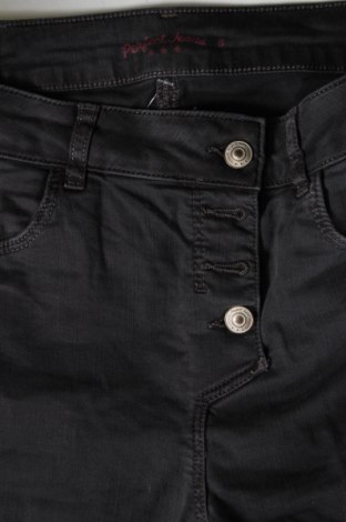Damskie jeansy Perfect Jeans By Gina Tricot, Rozmiar S, Kolor Szary, Cena 24,57 zł