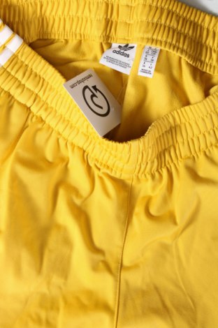 Pantaloni scurți de femei Adidas, Mărime S, Culoare Galben, Preț 75,00 Lei