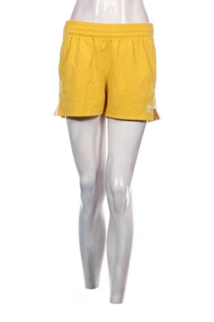 Дамски къс панталон Adidas, Размер S, Цвят Жълт, Цена 22,80 лв.