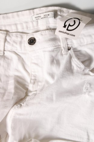 Pantaloni scurți de femei Bershka, Mărime M, Culoare Alb, Preț 62,50 Lei