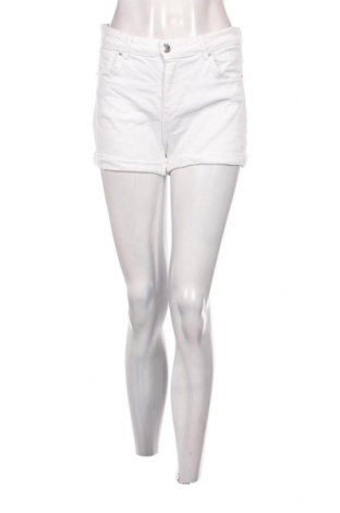 Γυναικείο κοντό παντελόνι Bershka, Μέγεθος M, Χρώμα Λευκό, Τιμή 4,11 €
