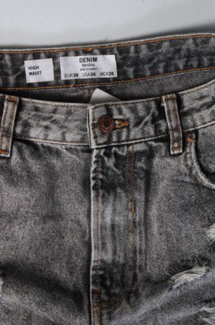 Pantaloni scurți de femei Bershka, Mărime M, Culoare Gri, Preț 62,50 Lei