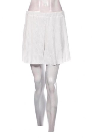 Γυναικείο κοντό παντελόνι Boohoo, Μέγεθος M, Χρώμα Λευκό, Τιμή 6,87 €