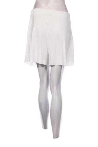 Γυναικείο κοντό παντελόνι Boohoo, Μέγεθος M, Χρώμα Λευκό, Τιμή 6,23 €