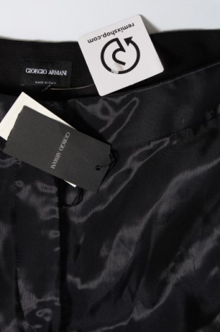 Дамски къс панталон Giorgio Armani, Размер L, Цвят Черен, Цена 289,38 лв.