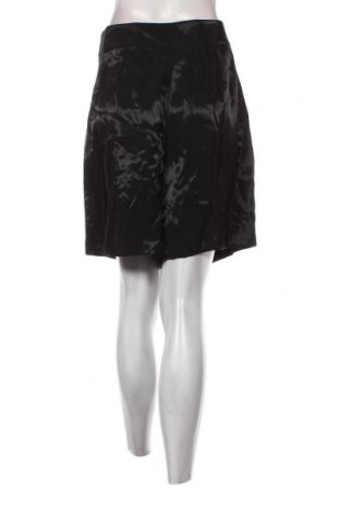 Γυναικείο κοντό παντελόνι Giorgio Armani, Μέγεθος L, Χρώμα Μαύρο, Τιμή 131,41 €
