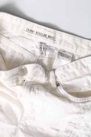 Дамски къс панталон H&M Divided, Размер M, Цвят Бял, Цена 7,03 лв.