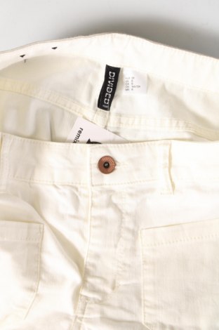 Дамски къс панталон H&M Divided, Размер M, Цвят Бял, Цена 7,03 лв.