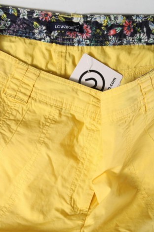 Дамски къс панталон LC Waikiki, Размер L, Цвят Жълт, Цена 12,96 лв.
