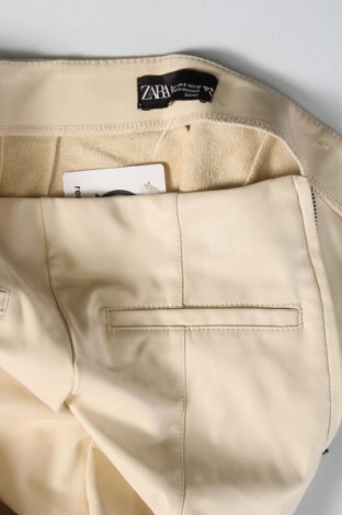 Γυναικείο παντελόνι δερμάτινο Zara, Μέγεθος S, Χρώμα Εκρού, Τιμή 3,83 €