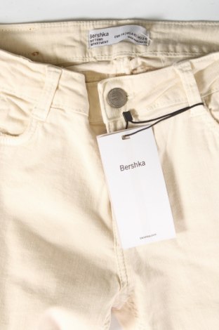 Γυναικείο παντελόνι Bershka, Μέγεθος XS, Χρώμα Εκρού, Τιμή 13,18 €
