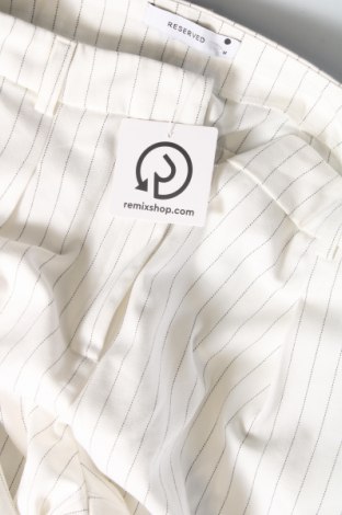 Дамски панталон Reserved, Размер M, Цвят Бял, Цена 45,04 лв.