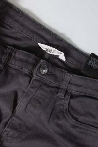 Детски къс панталон H&M, Размер 15-18y/ 170-176 см, Цвят Сив, Цена 9,80 лв.