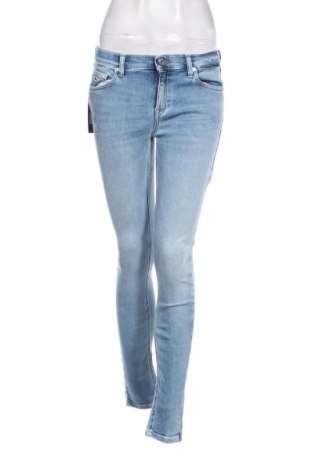 Дамски дънки Tommy Jeans, Размер S, Цвят Син, Цена 184,99 лв.