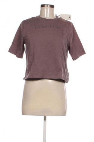 Γυναικείο t-shirt Calvin Klein, Μέγεθος M, Χρώμα Σάπιο μήλο, Τιμή 52,99 €