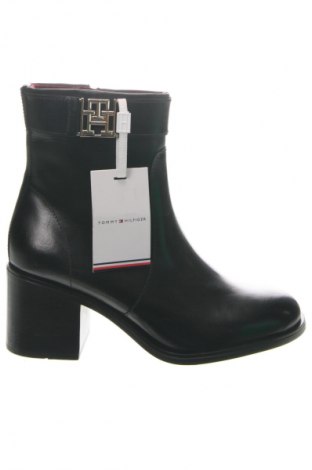 Дамски боти Tommy Hilfiger, Размер 37, Цвят Черен, Цена 112,99 лв.