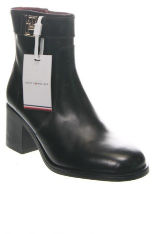 Дамски боти Tommy Hilfiger, Размер 37, Цвят Черен, Цена 112,99 лв.