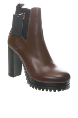 Дамски боти Tommy Jeans, Размер 38, Цвят Кафяв, Цена 94,99 лв.