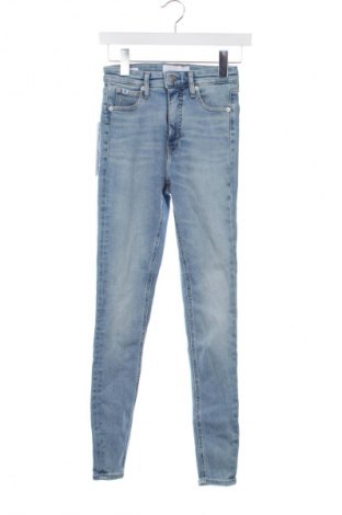 Дамски дънки Calvin Klein Jeans, Размер XS, Цвят Син, Цена 152,99 лв.