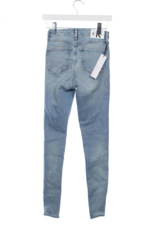 Дамски дънки Calvin Klein Jeans, Размер XS, Цвят Син, Цена 152,99 лв.