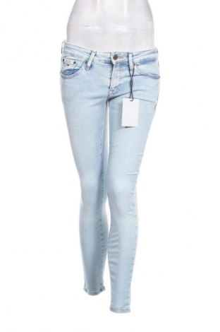 Дамски дънки Tommy Jeans, Размер S, Цвят Син, Цена 174,99 лв.