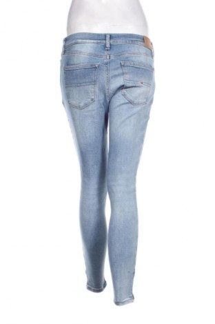 Дамски дънки Tommy Jeans, Размер M, Цвят Син, Цена 162,99 лв.
